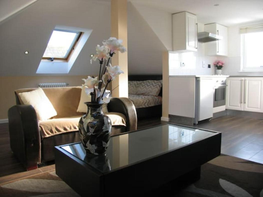 Modern Cosy Private Studio, Wifi, Ip-Tv, Must See Romford Exterior foto